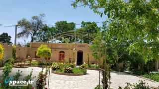 محوطه سرسبز اقامتگاه بوم گردی موبد - آباده - روستای باقرآباد